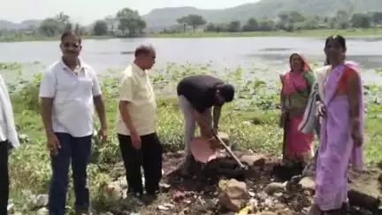 मंडला: बड़ी खैरी पंचायत के तालाब में तसला फावड़ा लेकर पहुंचे जिला पंचायत अध्यक्ष, किया श्रमदान