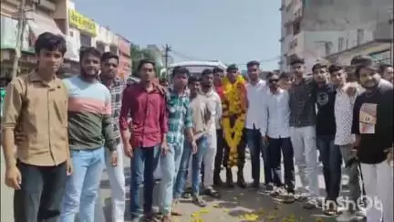 प्रतापगढ़: गांव रिछा में अग्निवीर शिवराज का ढोल-नगाड़ों से भव्य स्वागत, युवाओं ने कंधों पर बैठाकर निकाला जुलूस