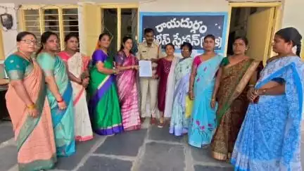 రాయదుర్గం: సాక్షి యాంకర్ కొమ్మినేని శ్రీనివాస్, కృష్ణం రాజుపై పట్టణ పోలీసు స్టేషన్ లో ఫిర్యాదు చేసిన తెలుగు మహిళలు