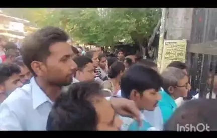 गया टाउन सीडी ब्लॉक: प्लस टू जिला स्कूल में BCECE की लिखित परीक्षा में प्रवेश न मिलने पर छात्रों ने किया हंगामा