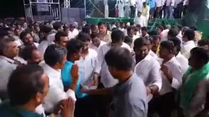 మార్కాపురం: కొనకనమిట్లలో అంకాలమ్మ తిరుణాల సందర్భంగా ఏర్పాటు చేసిన విద్యుత్ ప్రభలపై పాల్గొన్న ఎమ్మెల్యే కందుల, మాజీ ఎమ్మెల్యే రాంబాబు