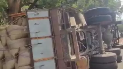 बाबई: ग्राम जावली के समीप अनियंत्रित होकर पलटा धान से भरा ओवरलोड ट्रक, बड़ा हादसा टला