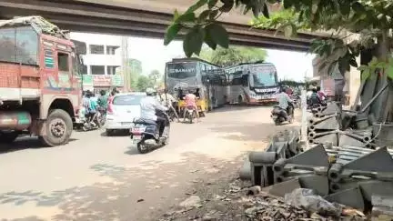 చీడిగా బ్రిడ్జి కింద గుంతలు పడిన రోడ్డు, ట్రాఫిక్‌తో ఇబ్బందిపడుతున్న ప్రయాణికులు