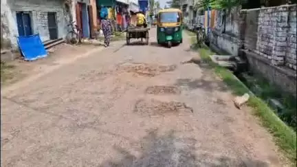 ব্যারাকপুর ১: উত্তর ব্যারাকপুরে বেহাল রাস্তা সংস্কারের দাবিতে ইছাপুরে 12 ঘণ্টার প্রতীকী অনশন কংগ্রেসের #jansamasya