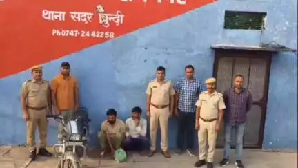 बूंदी: रामनगर चौकी के सामने से पुलिस ने 867 ग्राम अवैध मादक पदार्थ डोडा चूरा के साथ 2 आरोपियों को किया गिरफ्तार, एक बाइक जब्त