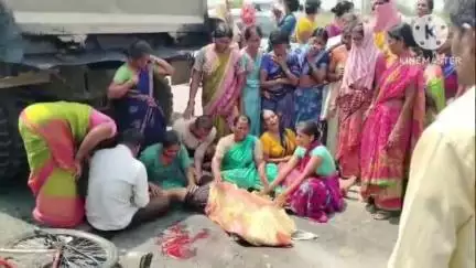 పెద్దవంగర: చిన్నవంగర సమీపంలో టిప్పర్ లారీ ఢీకొని విద్యార్థిని మృతి