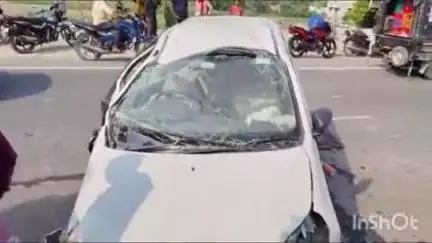 गोपालगंज: कोन्हवा मोड़ के पास हाईवे पर अनियंत्रित होकर पलटी कार, हादसे में 4 लोग जख्मी