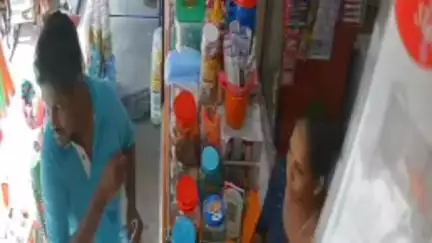 திருப்பத்தூர்: திருப்பத்தூர் அரசு மருத்துவமனையில் நிறுத்தப்பட்ட  இரு சக்கர வாகனம் மாயம்- வாகனைத்தை திருடிச் செல்லும் நபரின் புகைப்படம் வெளியானது