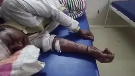 नरसिंहपुर: बघवार और करेली के बीच बाइक अनियंत्रित होने से शादी में जा रहा व्यक्ति अस्पताल पहुँचा