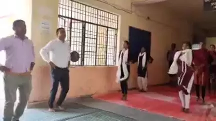 राजकीय इंटर कॉलेज पचमोहनी  के प्रधानाचार्य श्री करुणाकांत जी  के अध्यक्षता में समर कैम्प 19 वा दिन बच्चो को योगाभ्यास