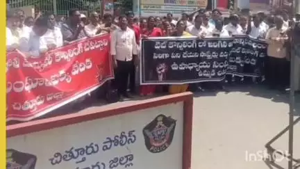 డీఈఓ ఆఫీస్ ముందు ఉపాధ్యాయుల ధర్నా