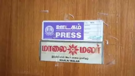 புதுக்கோட்டை: செய்தியாளர் மீது தாக்குதல் நடத்திய இரு நபர்களை கைது செய்து திருக்கோகணம் காவல் நிலையத்தில் வைத்து விசாரணை செய்து வரும் காவல்துறையினர்