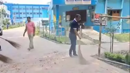 পূর্বস্থলী ১: শ্রীরামপুর গ্রামীণ হসপিটাল চত্বর নিজের হাতেই সাফাই করলেন নাদনঘাট থানার IC বিশ্ববন্ধু চট্টরাজ ও তার টিম