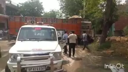 अलीगंज: बीच सड़क में फंसे ट्रक के कारण लगा लंबा जाम, एसडीएम ने अलीगंज एसएचओ को जाम खुलवाने के दिए निर्देश