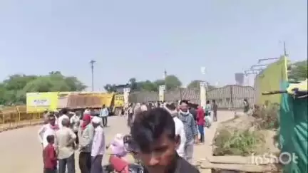 अमानगंज: अमानगंज जेके सीमेंट प्लांट गेट के सामने जुटी भीड़, पगरा ग्राम में सड़क हादसे को लेकर हुए इकट्ठा