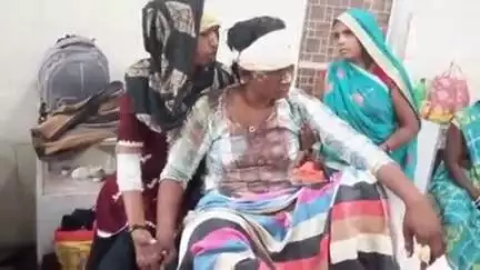 डिंडौरी: झिंझरी गांव में बेलगाम पिकअप ने स्कूटी और राहगीर को मारी टक्कर, हादसे में चार लोग घायल