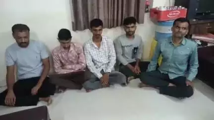 બોર તળાવ પોલીસે કુમુદવાડી વિસ્તારમાંથી જાહેરમાં જુગાર રમતા 5 ઇસમોને ઝડપી લીધા