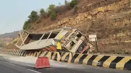 त्योंथर: सोहागी पहाड़ पर पलटा ट्रक, डीजल टैंक फटने से सड़क पर फैला डीजल, चालक ने कूदकर बचाई जान