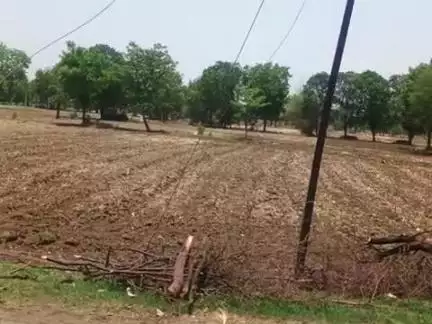 ग्राम कोढ़ियाखेड़ी में बड़ी लाइट का तार रोड पर पड़ा हुआ है 12दिन से अभी तक कोई लाइन मेन ठीक करने नहीं आए 
सूचना भी दे दी