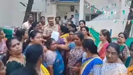 కాకినాడ 3 టౌన్ లో  కృష్ణంరాజు కొమ్మినేని శ్రీనివాసరావు పై చర్యలు తీసుకోవాలని మహిళల ఫిర్యాదు