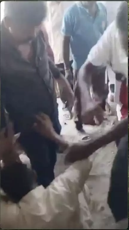 ఖమ్మం జిల్లాలో ఇంట్లో ఒంటరిగా ఉన్న బాలికపై అత్యాచారయత్నం, అతన్ని పట్టుకుని దేహశుద్ధి చేసిన స్థానికులు