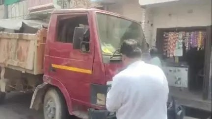 नुरुल्लाह रोड पर नगर निगम की गाड़ी ने स्कूटी सवार और ठेले में टक्कर मारकर बिजली के खंभे से टकराई