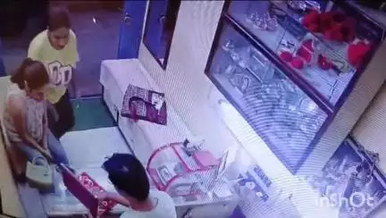 রাজারহাট: নাগেরবাজারে ক্রেতা সেজে সোনার দোকানে চুরি, সিসিটিভি ফুটেজ দেখে আটক দুই মহিলা