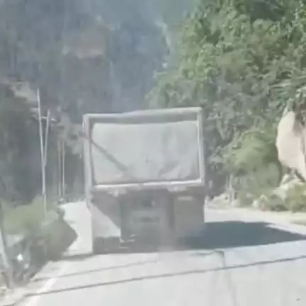 कल्पा: किन्नौर के पोवारी समीप NH-5 पर डंपर गिरा रहे बर्जरी, सड़क हो रही खराब