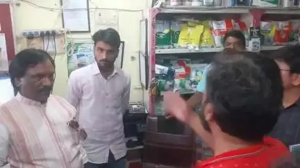 छत्रपती संभाजीनगर गंगापुर तालुक्यातील दहेगाव येथील कृषी केंद्राला अंबादास दानवे यांनी दिली अचानक भेट