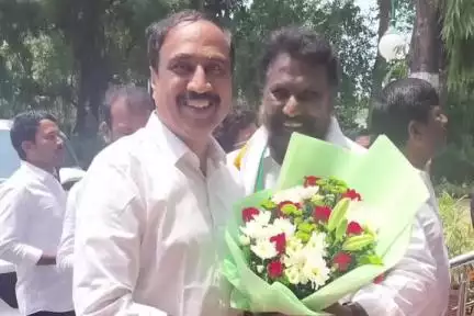 జగిత్యాల: విప్ అడ్లూరి లక్ష్మణ్ కుమార్ కు మంత్రిగా చోటు కల్పించగా వారికి పుష్పగుచ్చం అందజేసి శుభాకాంక్షలు తెలిపిన MLA సంజయ్