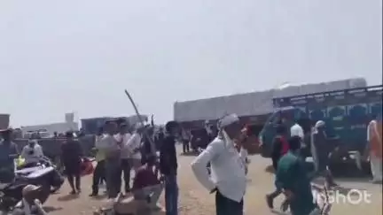 पवई: जेके सीमेंट गेट के सामने प्रदर्शन करने जुटे ग्रामीणों को थाना प्रभारी व एडिशनल एसपी ने दी समझाइश
