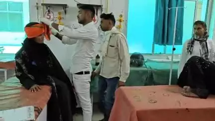 मिर्ज़ापुर: शहर से दवा लेकर जा रहे बाइक पर सवार तीन लोगों को दूधनाथ तिराहे पर सामने से आ रही बाइक ने मारी टक्कर, दो महिलाएं घायल