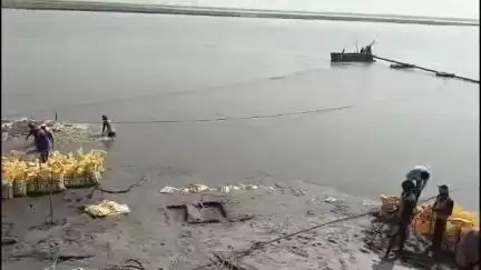 तमकुही राज: अमवा खास में नारायणी नदी (बड़ी गण्डक) के बंधे की मरम्मत के नाम पर खतरे को दावत दे रहा बाढ़ खंड, वीडियो वायरल