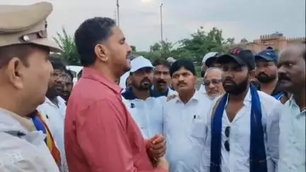 सातारा: भिमाईच्या स्मारकासाठी मुंबईकडे निघालेले लॉग मार्च जिल्हाधिकाऱ्यांच्या आश्वासनानंतर स्तगीत, आरपीआय जिल्हाध्यक्ष गायकवाड