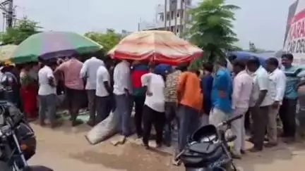 ఆర్మూర్: మృగశిర కార్తె సందర్భంగా పట్టణంలో చేపలు కొనడానికి ఎగబడిన జనం