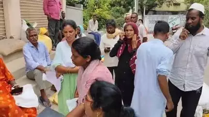 పెద్దపల్లి: సుల్తానాబాద్ పట్టణంలో రేషన్ షాపుల వద్ద రేషన్ కోసం సంచులను లైన్‌లో పెట్టిన కార్డుదారులు