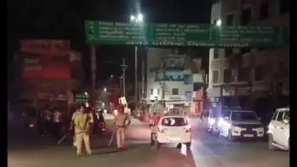 रतलाम नगर: रतलाम में आधी रात पुलिस की कार्रवाई, बेवजह घूमने वाले पकड़े गए, चेकिंग में चाकू बरामद