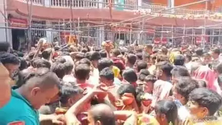 देवघर: त्रयोदशी तिथि पर बाबा बैद्यनाथ मंदिर में उमड़ी श्रद्धालुओं की भीड़, लगी लंबी कतार