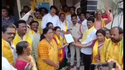 భీమవరం: అమరావతి మహిళలపై అసభ్య వ్యాఖ్యలు చేసిన వారిపై చర్యలు తీసుకోవాలని పట్టణంలో టీడీపీ ధర్నా,  వన్ టౌన్ సిఐ కు వినతిపత్రం