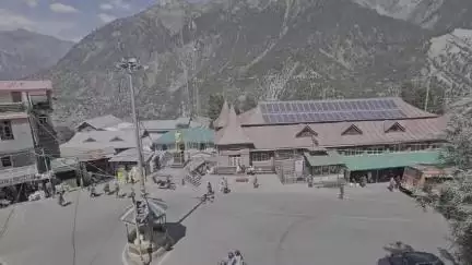 कल्पा: किन्नौर के रिकांगपिओ चौक पर पुलिस पर्यटकों को मार्ग का गाइड कर रही है, वाहनों की आवाजाही में नहीं होगी परेशानी