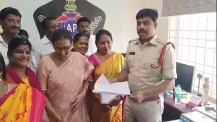 భీమిలి: అమరావతి ప్రాంత రాజధాని మహిళలపై అసబ్యకర వ్యాఖ్యలు చేసినవారిపై చర్యలు తీసుకువాలని కార్పొరేటర్ పిళ్ళా మంగమ్మ పిర్యాదు