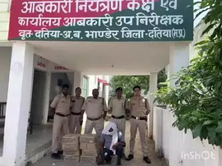 दतिया नगर: आबकारी विभाग की बड़ी कार्रवाई, ठंडी सड़क पर दुकान से ₹40 हजार की अवैध शराब जब्त