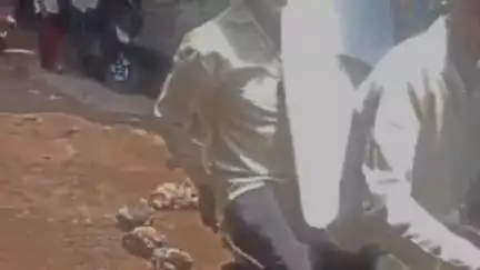 पूरनपुर: सीमेंट रोड पर पाइपलाइन फटने व टूटे रोड को लेकर राहगीर एवं व्यपारी परेशान#jansamasya