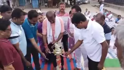 మడకశిర పట్టణంలో ఆదివారం నిర్వహించిన యోగాంధ్రలో ఎమ్మెల్యే ఎమ్మెస్ రాజు ప్రభుత్వ అధికారులు పాల్గొన్నారు.
