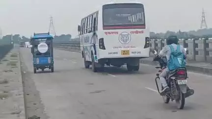 কৃষ্ণনগর ১: কৃষ্ণনগর জেলা পুলিশের বারণ শর্তেও রমরমি চলছে জাতীয় সড়কে ব্যাটারি চালিত টোটো