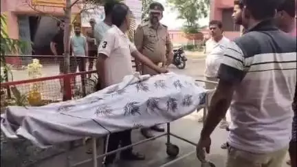 हाटा: हाटा क्षेत्र में युवक की नहर में मौत, परिजनों ने जताई ट्रैक्टर से टक्कर की आशंका, लोगों ने किया हंगामा