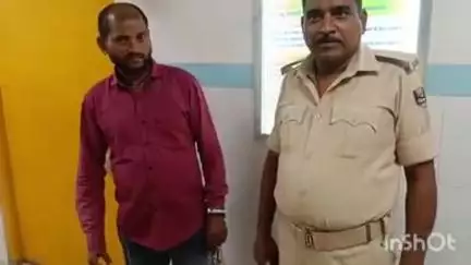 बांका: ढाकामोड़ के पास उत्पाद विभाग ने एक ऑटो से शराब की 4 पेटी बरामद की, चालक गिरफ्तार