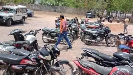 छतरपुर नगर: सिटी कोतवाली पुलिस ने अंतरराज्यीय चोर गिरोह के चार सदस्यों को 28 बाइक के साथ किया गिरफ्तार