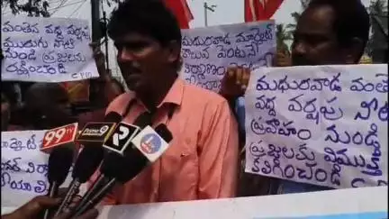 భీమిలి: రోడ్డుమీద మురుగు నీరు ప్రవహిస్తుండటంతో నడవలేక పోతున్నాం. సిపిఎం జిల్లా సభ్యులు అప్పలరాజు