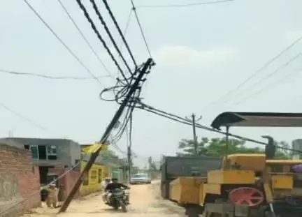 सुल्तानपुर: सुलतानपुर के घासीगंज वार्ड में जर्जर विद्युत पोल का खतरा, आंधी में टूटा पोल राहगीरों की सुरक्षा को खतरे में डाल रहा
